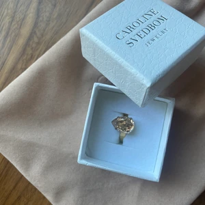 Caroline svedbom - Jätte fin oanvänd ring som kommer med dustbag och låda❤️pris kan dikauteras