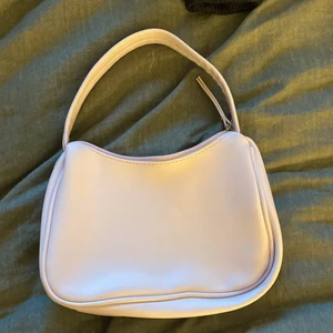 Handväska  - Gullig liten lila rosa handväska!!