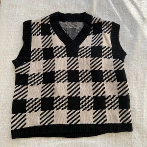Stickad Väst - Jättefin stickad väst som passar de som har XS-S-M beroende på hur man vill att den ska sitta! 