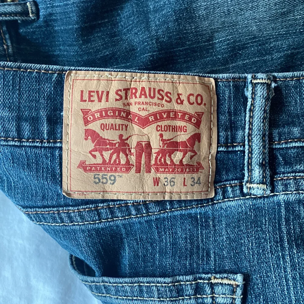 Längd:  uppsydda men går att vika ut. Bra skick, köpt på Beond Retro.. Jeans & Byxor.