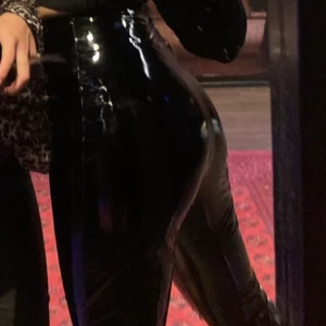 SÖKER Nelly nly lackbyxor skinnbyxor vinylbyxor - Söker dessa byxor från Nelly i strl xs eller s. De är i lack/vinyl material med filttyg på insidan. Kan betala mer än 100kr