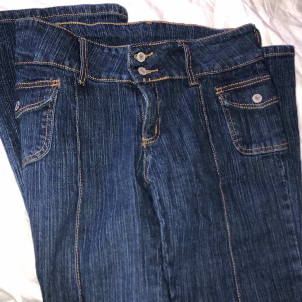 Ett par jätte oandvända jeans i mörkblå i ONE SIZE. Passar dem som har xs/s i jeans. Sitter perfekt på mig som är 161 lång. Säljes pågrund av att ja har för mycket kläder!!Köpta för 800!! Köparen står för frakt om man inte har möjligheten att hämta. . Jeans & Byxor.