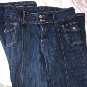 Ett par jätte oandvända jeans i mörkblå i ONE SIZE. Passar dem som har xs/s i jeans. Sitter perfekt på mig som är 161 lång. Säljes pågrund av att ja har för mycket kläder!!Köpta för 800!! Köparen står för frakt om man inte har möjligheten att hämta. 