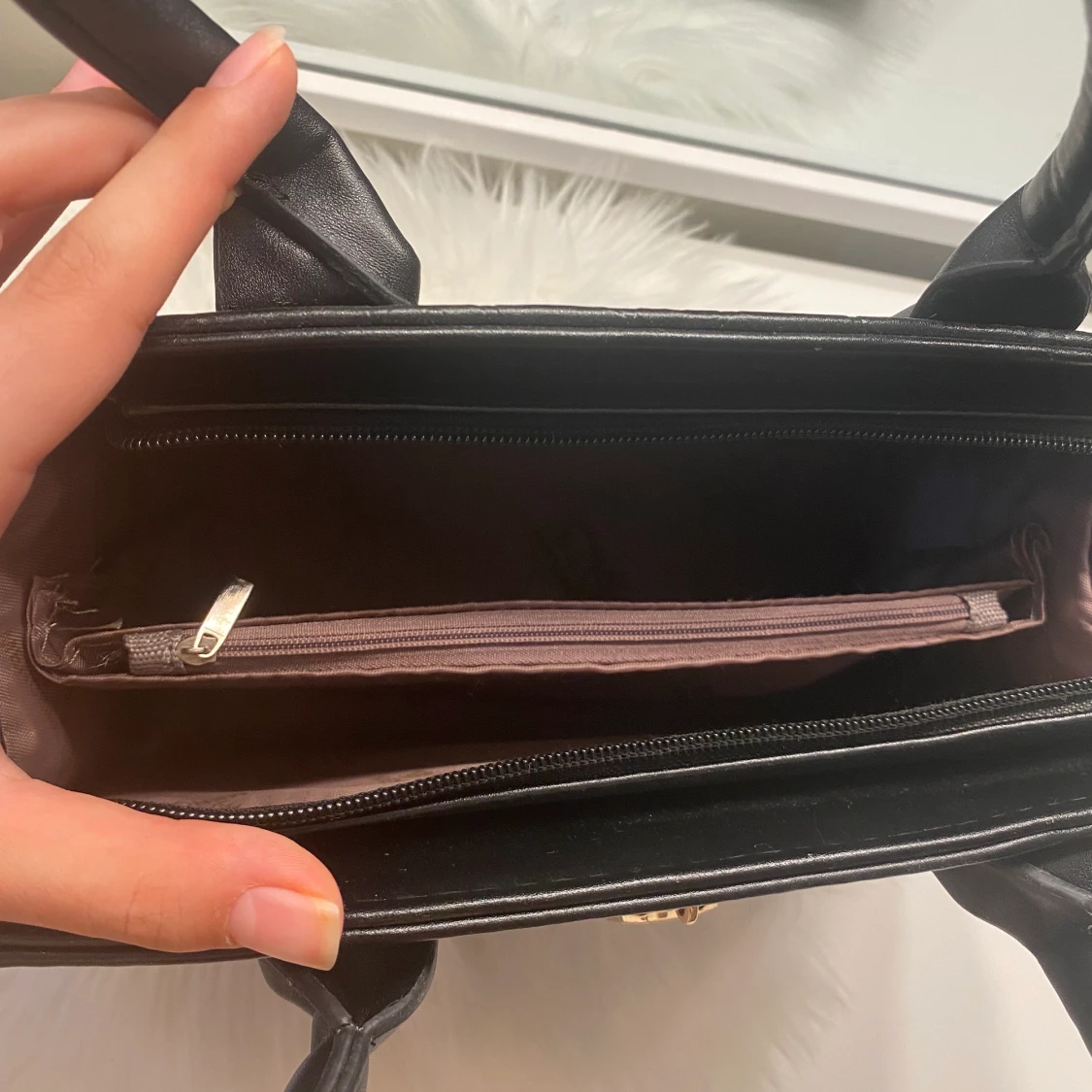 Svart brun hand mellan stor handväska - 91