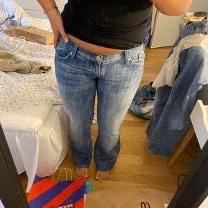 Lågmidjade jeans - intressekoll på dessa as balla lågmidjade jeans. Jätte fina broderingar på fickorna. Midjemått: 88-90 (då dom är lite stretchiga i midjan), innerbensmått: 80 cm.💘 byxorna är bootcut, jag är 159🫶🏽