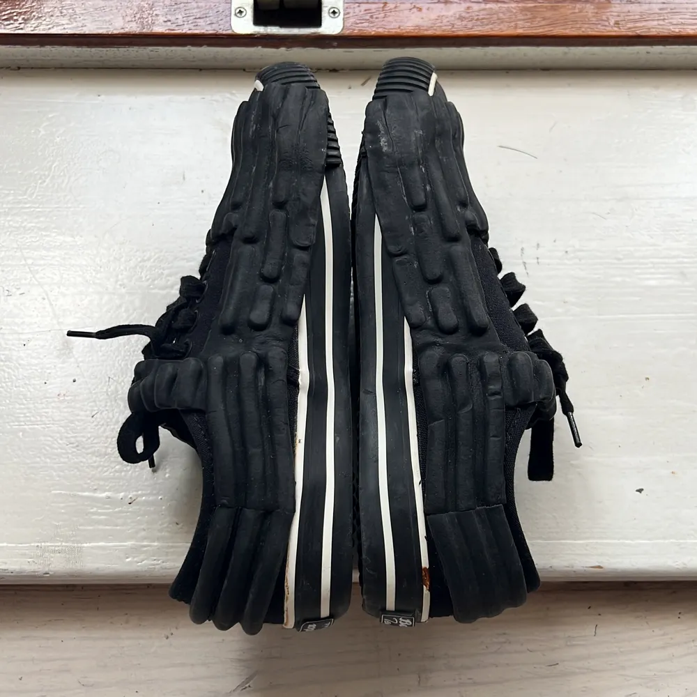 Coola svarta sneakers med texturerade gummi detaljer. Unika och har sålts på ssense där nypriset var 1500 kr utifrån vad jag hittat. Säljer pga för små. De är i bra använt skick. Strl 37.5. Skor.