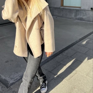 Nakd kappa - Kollar intresset på min så fina nakd kappa som är helt slutsåld💗 Använd sparsamt så i bra skick🫶🏼första bilden är lånad! Köparen betalar för frakt ⚠️Högsta bud: 1700kr⚠️