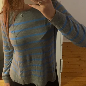 Randig tröja - Fin blårandig tröja från Zara, säljer då den tyvvär inte har kommit till användning så mycket💞💞