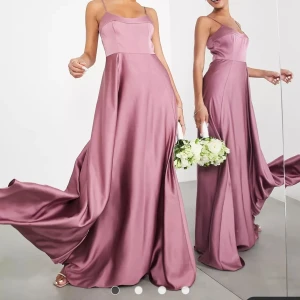 Vacker klänning till brudtärna eller fest - Nyköpt klänning i toppskick, använd en gång. Nypris 1249kr på ASOS. Superskön, enkel och snygg. Färgen på bilden stämmer väl överens med den verkliga färgen.