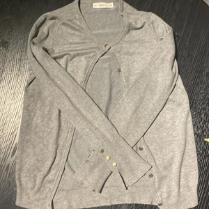 Kofta  - En grå super snygg kofta med guld knappar, är i storlek M men passar mig som har storlek XS kontakta om fråger 🤩