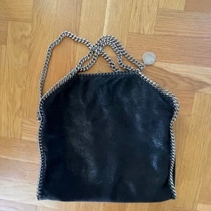 Stella McCartney väska❣️ - Säljer nu min skit snygga Stella McCartney falabella ❗️väskan är i storlek MEDIUM OCH INTE MINI SOM MIN ANDRA ANNONS❗️.Väskan är i nyskick! Har några defekter på insidan av den gamla ägaren men inget som syns eller man tänker på annars är den i nysk