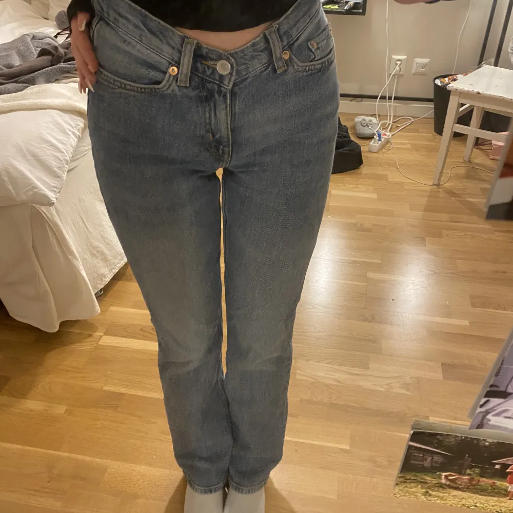 Sjukt snygga Jeans från weekday i modellen Twig, endast använda fåtal gånger så i väldigt bra skick . Jeans & Byxor.
