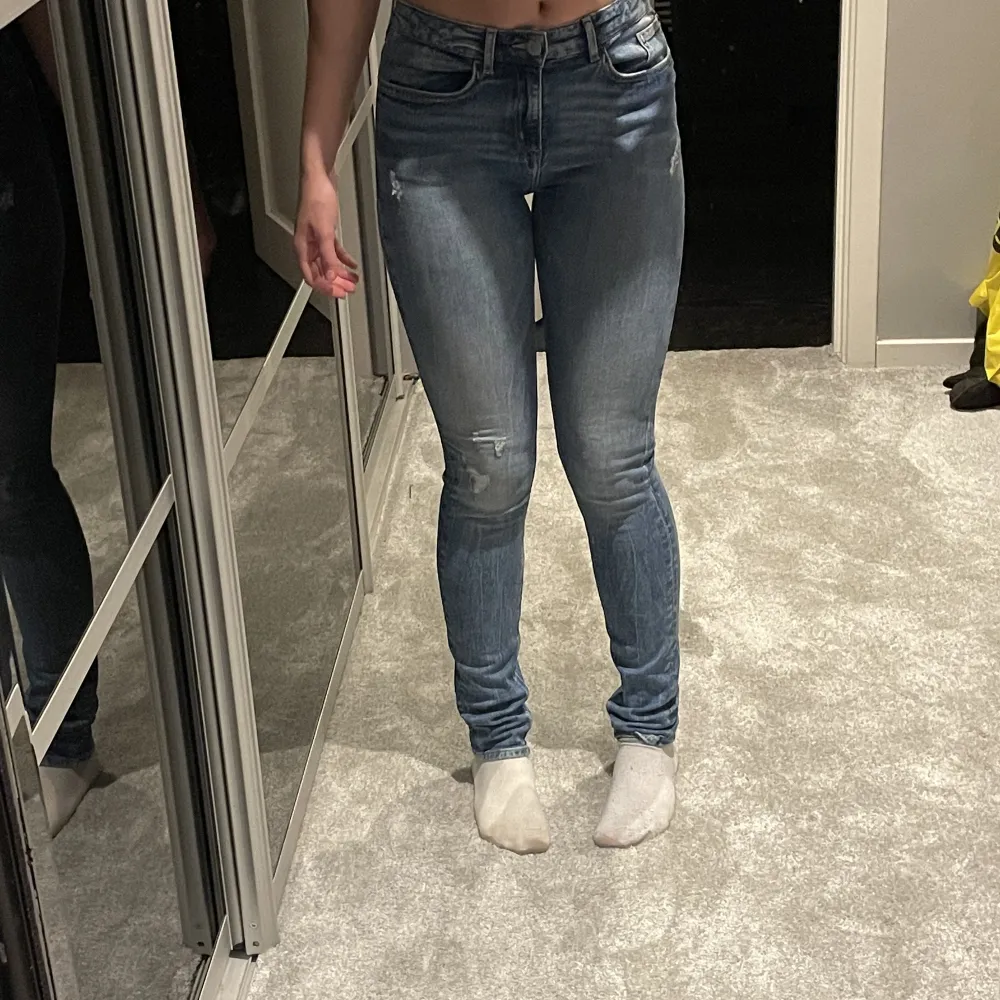 Lågmidjade +Skinny Calvin Klein jeans i färgen marinblå  I Stl: 16 Säjs pgr ej kommit till användning och är för långa. Jeans & Byxor.