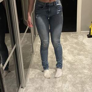 Lågmidjade +Skinny Calvin Klein jeans i färgen marinblå  I Stl: 16 Säjs pgr ej kommit till användning och är för långa