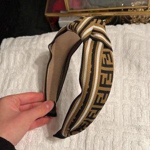 DIADEM BRUNT - Säljer detta superfina bruna diademet med en Knut uppepå. Oanvänt. Säljer för 300 kr. Köparen står för frakten! 