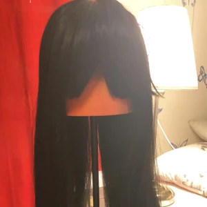 Svart Peruk - Svart lång peruk med platt hår. 