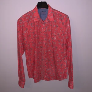 Skjorta  - Riktigt skön sommar skjorta tunn och skön  Rosa/rödaktig färg