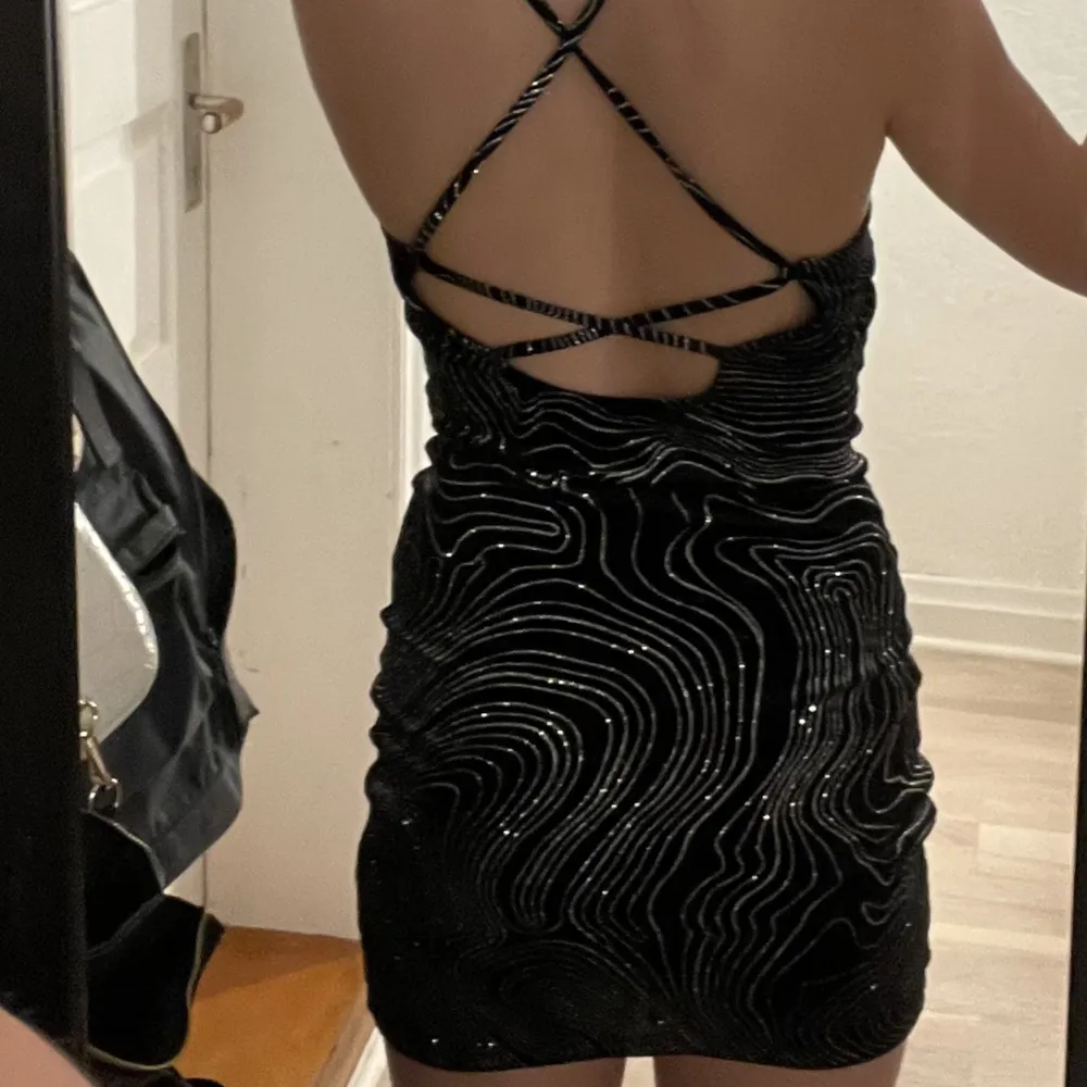 Säljer min svarta glittriga klänning perfekt för nyår men säljer så jag hade den förra året använd ca 2 ggr. Klänningar.