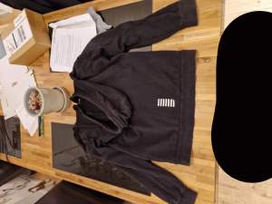 Armani hoodie storlek M 6/10 skicka lite blekt på vissa ställen inget farligt 