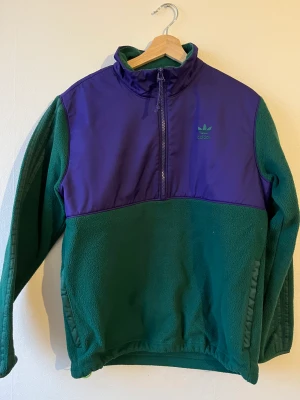 Adidads  - Adidas fleece anorak  Strl: S  Ganska stor i storleken väldigt loose fit. Använd men i fräsch skick. 