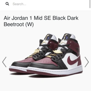 Air Jordan 1 Beetroot - Säljer mina 1or då de ej kommer till användning, de är i bra skick och använt få tal gånger, priset kan diskuteras samt flera bilder skickas om önskad, köpte de för 2.5❤️