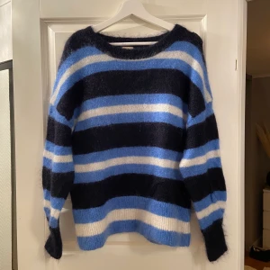 Stickad tröja - Säljer denna så fina tröja från HM i mohair blandning, väldigt sparsamt använd och därav i mycket fint skick💙