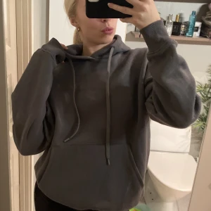 Grå hoodie! - Fin grå hoodie, i storlek S från Zara. Väldigt mjuk och lite oversized,även använd fåtal gånger. Säljer eftersom jag har en liknande redan!🤗köparen står för frakt. 
