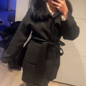 Svart kappa med päls  - Köpt från garoff, är i one size men passar för en xs-s, pris går att diskutera