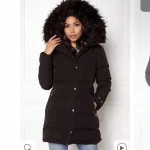 Hollies subway vinterjacka med svart päls  - Som ny. Storlek 32 men passar mig som annars har 34/36. Mer bilder kan skickas privat om så önskas