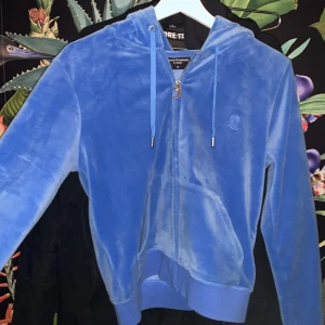 Juicy couture tröja - Säljer min älskade juicy tröja i färgen ragetta. Haft den i 1 månad och Har använt den ca 7 gånger. den är endast tvättad en gång. Kom privat för fler bilder eller om ni undrar något. Storlek M men passar xs-M  Nypris: 1200kr. Pris kan diskuteras 💕💕💕