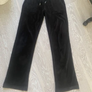 VARAN FINNS KVAR! juicy couture - Säljer nu mina super snygga juicy byxor, då jag köpte de och andvände de typ två gånger då jag beställde fel storlek och de var för stora på mig. De är i storlek S och jag andvänder xxs och xs.  Hör av dig vid intresse, funderingar, eller bilder.