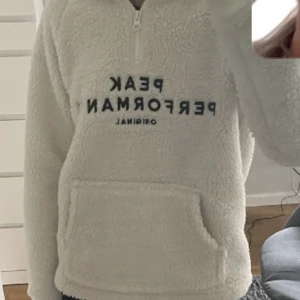 Peak performance  - Säljer nu min fina luriga peak performance hoodie. Säljer pga att jag inte tycker att den passa mig. Är som ny. Priset kan diskuteras🤗