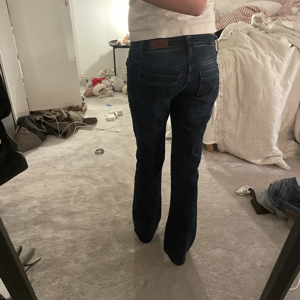 Jätte fina ltb jeans som e helt nya, endast testade. Säljer pga av att jag har liknande och de börjar bli lite korta på mig. Jag är 166 så de skulle passa nån som e runt 160-165. Köparen står för frakt! Skriv om ni vill ha fler bilder eller andra frågor💗💗. Jeans & Byxor.