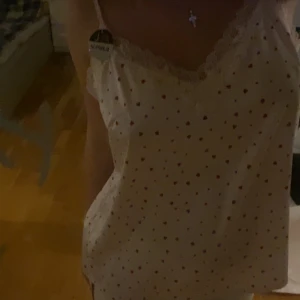 Nattlinne  - Nattlinne i silkes material down new yorker, storlek L men funkar perfekt för mig med xs. Alla lappar sitter kvar och säljer pågrund av att jag tyvärr ångrat mig💞 endast provat. Nypris 119