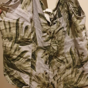 Linen - Finns den som en present med har aldrig användt den och därför vill sälja nu. Helt ny mycket finare än bilderna med kan inte ta så bra bilder. Annars helt perfekta o ny. 💯 lite blandade färger men passar perfekt med en grå jeans. 