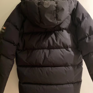 Sail racing vinterjacka - Säljer denna jacka då den är för liten för mig, är i jätte bra skick.