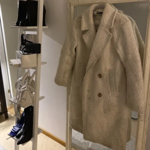 Vit kappa - Vit kappa från Gina, behöver tvättas men fint skick annars. Strl 38