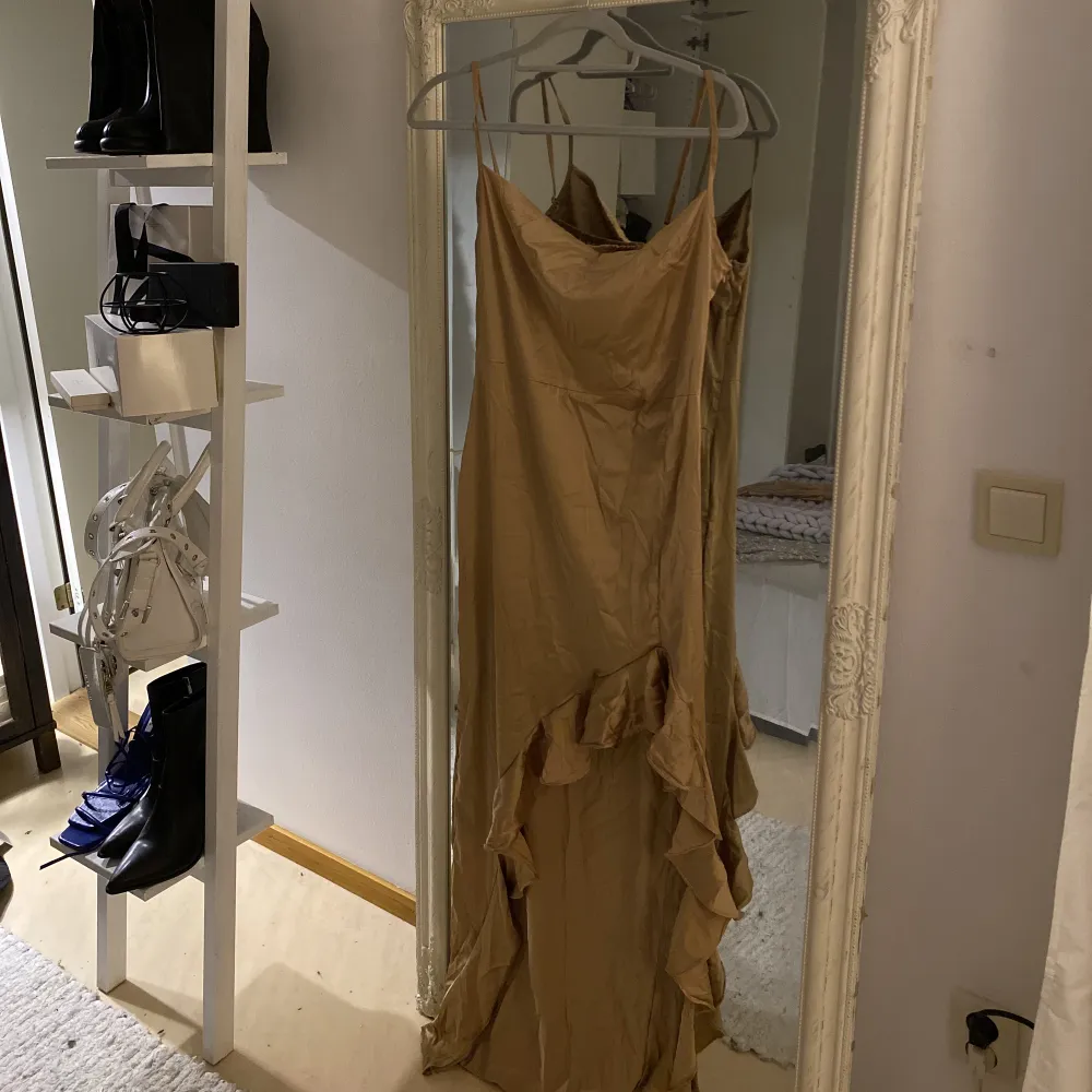Guldig klänning som jag har i UK strl 8,10&12. Den i strl 12 är använd 1 gång men resterande oanvända med lapparna kvar. Finns bild med klänningen på om det önskas.. Klänningar.