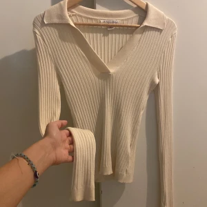 Storlek:Xs/S - Säljer den här långärmade tröjan, säljer den för att den inte är min stil. Det är en storlek XS egentligen men passar även någon som har S vanligtvis. 