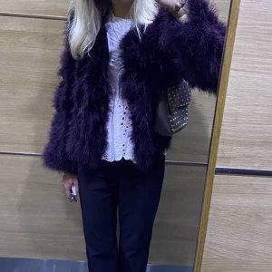 Fjäderjacka - Såå fin vinröd jacka med fjädrar (tror det är strutsfjödrar) som är använd några få gånger men i princip i nyskick