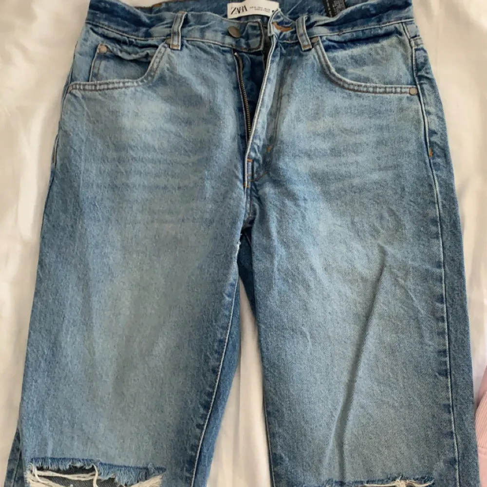 Säljer mina mid rise jeans från zara med hål på knäna efterssom de inte kommer till användning, testade en gång, aldrig använda, långa i benen, jag är 166, strl 36, ordinarie pris 400, säljer för 150💗. Jeans & Byxor.