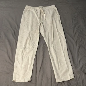 Linnebyxor ZARA - Säljer mina linnebyxor från zara. jag säljer dom för dom int passar mig längre.