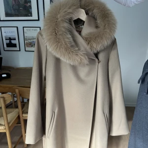 Maxmara  - Säljer min maxmara kappa storlek S, som ny endast använd 3 gånger kvitto medföljer! 