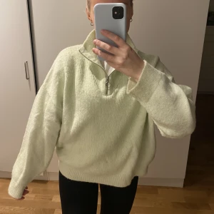 Ziptröja mango - Stickad Ziptröja mango i ”Dune” grön. Superfin! Säljes för 120 men kom gärna med bud 🥰