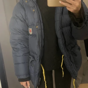 Fjällräven dunjacka jacka - Säljer min superfina fjällräven jacka i modellen expedition down jacket i mörkblå. Grejen man drar i på dragkedjan är av men inget som syns eller märks. Bra skick utan hål & fläckar, men använd. Väldigt stor i storlek sitter bra på mig som är en normal S.