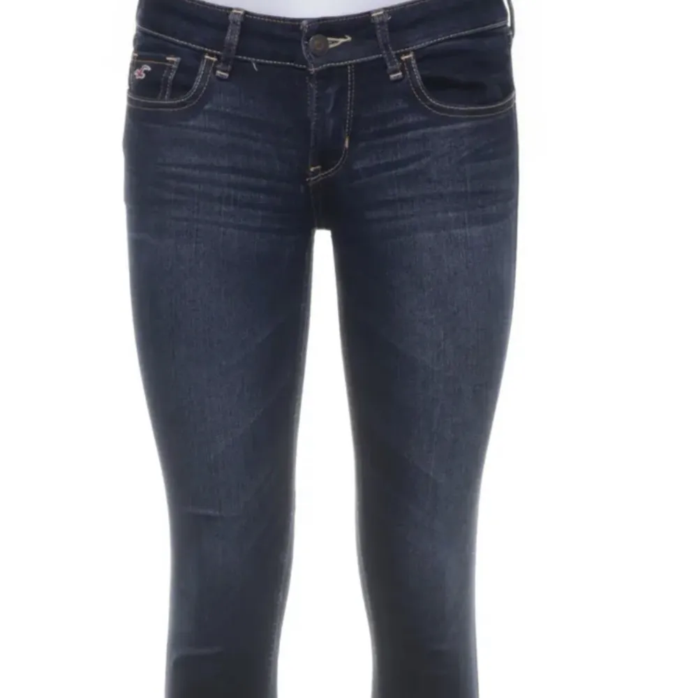 Hollister jeans strlk 27/33 har två stycken par  i bra skick. Skicka dm för mer fler bilder. Jeans & Byxor.