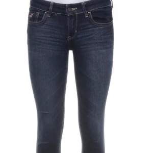 Hollister jeans strlk 27/33 har två stycken par  i bra skick. Skicka dm för mer fler bilder
