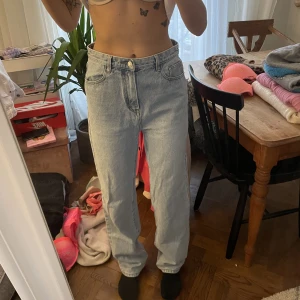 Rebellius Fashion jeans storlek 40 - Sitter snyggt när dom passar i storlek för dom är 40 och jag har 36. Lite tightare i midjan 