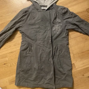 Fin jacka / kappa från bondelid - Fin grå jacka , använd 1 gång. Storlek M, passar även S