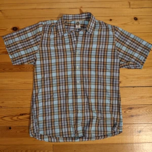 Ed Hardy skjorta  - En kortärmad skjorta från märket Ed Hardy.  Storlek M, bra Skick. Kan mötas upp i Stockholm eller frakta